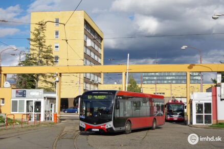 Depo Krasňany - výjazd jedného z nových elektrobusov v deň začatia rekonštrukcie
