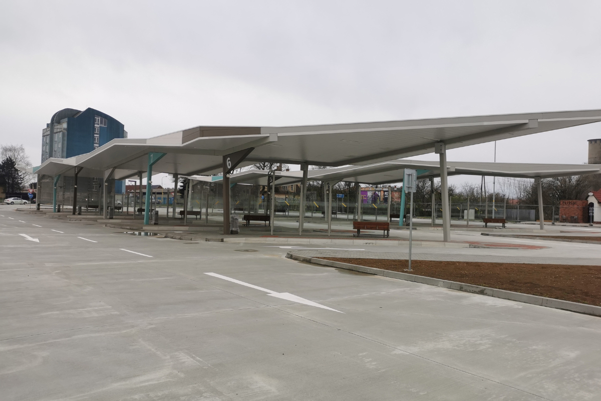 Nové ostrovné nástupištia pre autobusy, ktoré vyrástli na Terminály integrovanej osobnej dopravy v Trebišove. 