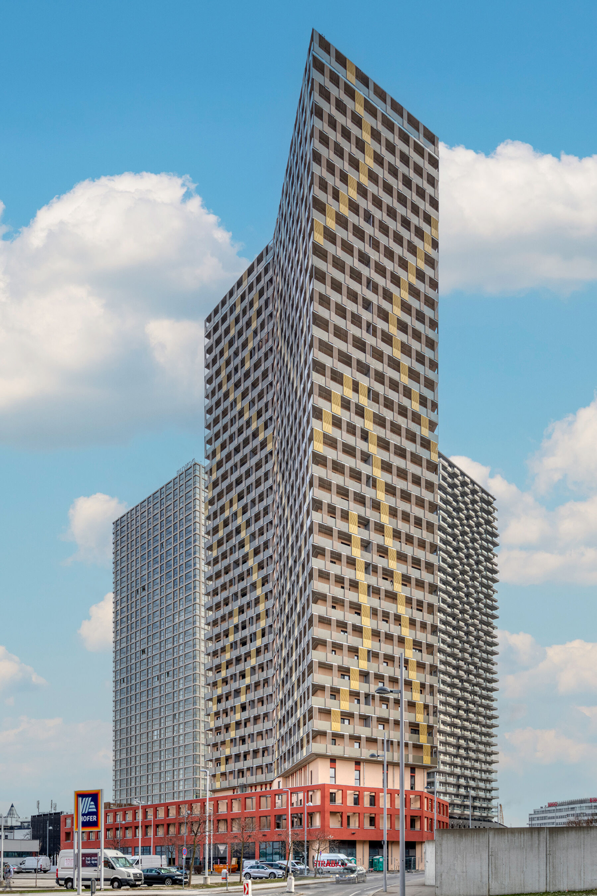 Q-Tower je súčasťou nového rezidenčného projektu THE MARKS. “Zlatá veža” vyniká vďaka zlatým detailom na fasáde.