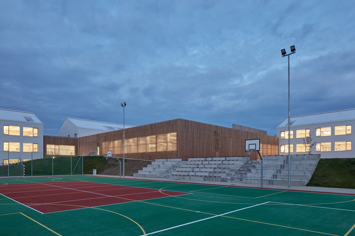 Základná škola Amos od SOA architekti slúži zároveň ako komunitné centrum obce Psáry.