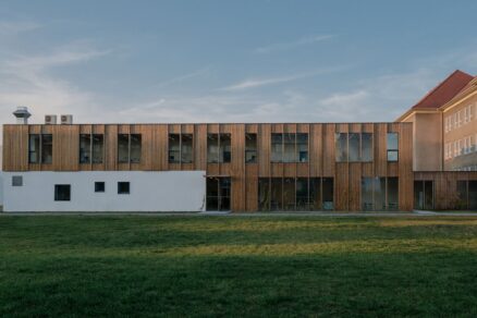 Rozšírenie základnej školy na ulici Jána Bottu v Trnave sa realizovalo v roku 2021. Pri rozšírení vznikol dvojpodlažný pavilón s učebňami a jedálňou.