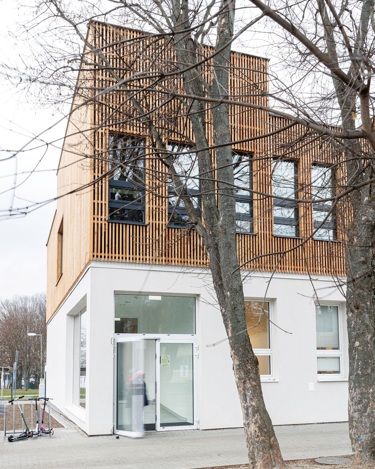 Rozšírenie základnej školy v Záhorskej Bystrici, ktorú navrhol architektonický ateliér PANTOGRAPH, bolo financované z výzvy na zvýšenie kapacít základných škôl Bratislavského kraja. Dokončené bolo v roku 2022.