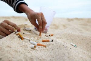 Francúzske Nice sa chce do leta zbaviť cigariet na plážach. Odhodené špaky sa rozkladajú až 15 rokov