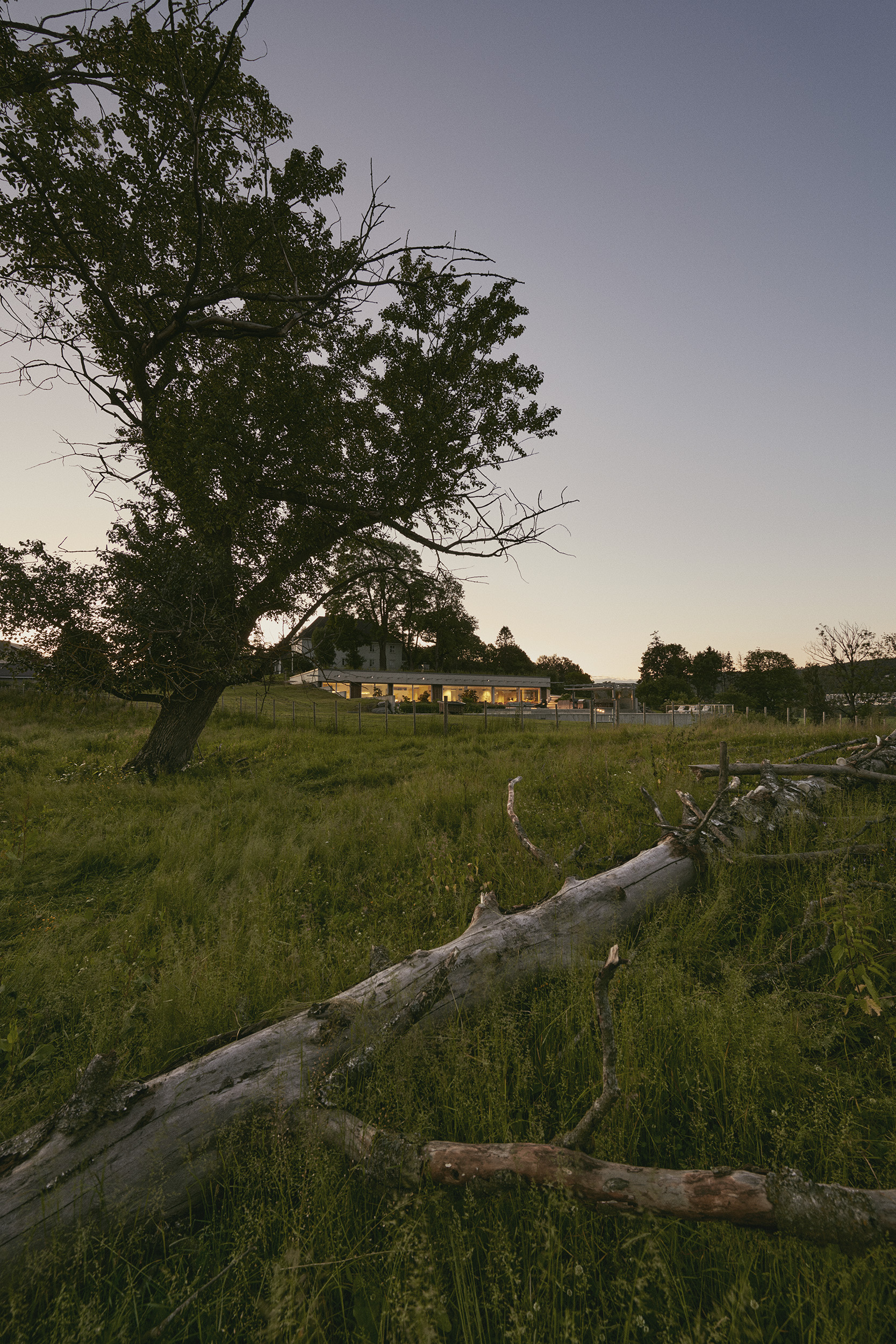 Neviditeľná vila je modernou prístavbou k historickej farme na nórskom vidieku.