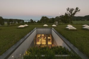 Neviditeľná vila na farme: Sčasti pod zemou a so zelenou strechou