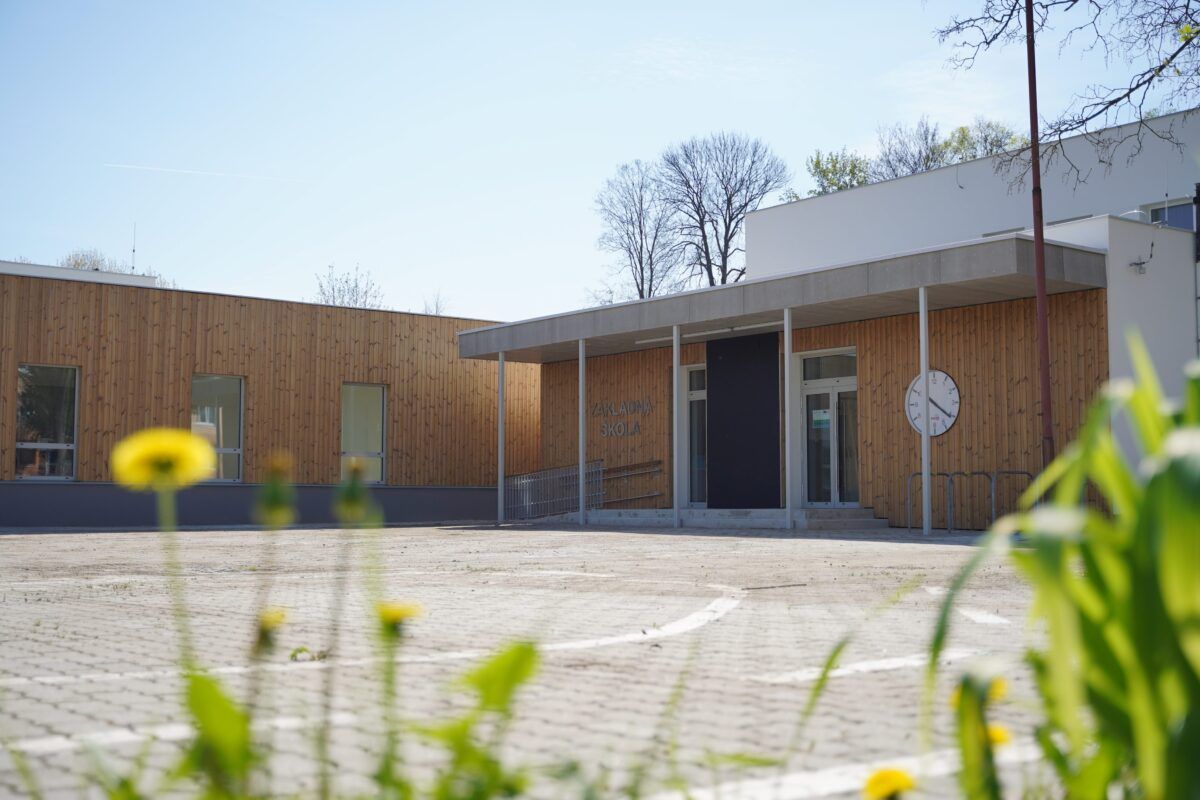 Rekonštrukcia ZŠ s MŠ Gaštanová v Žiline – elokovaného pracoviska v Bytčici stála vyše 602-tisíc eur. Na realizáciu projektu získala samospráva nenávratný finančný príspevok vo výške viac ako 330-tisíc eur. Zvyšnú časť tvoria vlastné prostriedky mesta. Rekonštrukcia bola dokončená v lete 2023.
