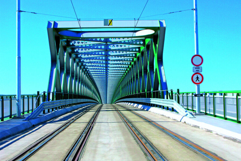 Ukážkou nevyhnutnosti rozsiahlej rekonštrukcie je Starý most v Bratislave.