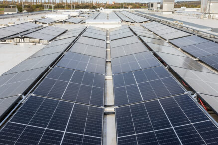 Dominantou strechy sú najmä solárne panely, ale nachádzajú sa tu aj dve menšie zelené strechy.