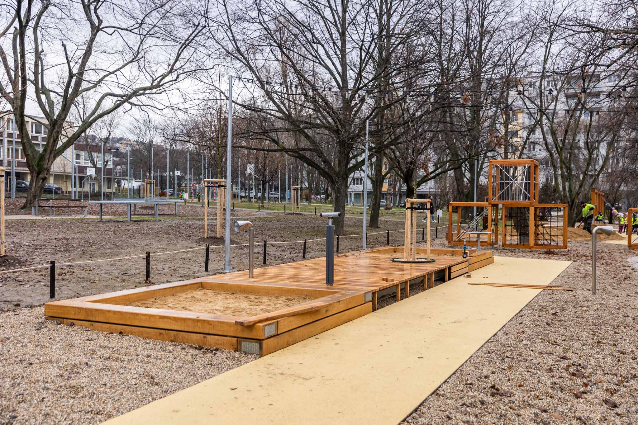 Zrevitalizovaný park na Račianskom mýte - nové pieskovisko i preliezky pre deti