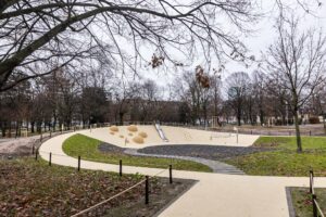 Zelenší, modernejší a úspornejší: Bratislava získala zrevitalizovaný park uprostred rušného Račianskeho mýta
