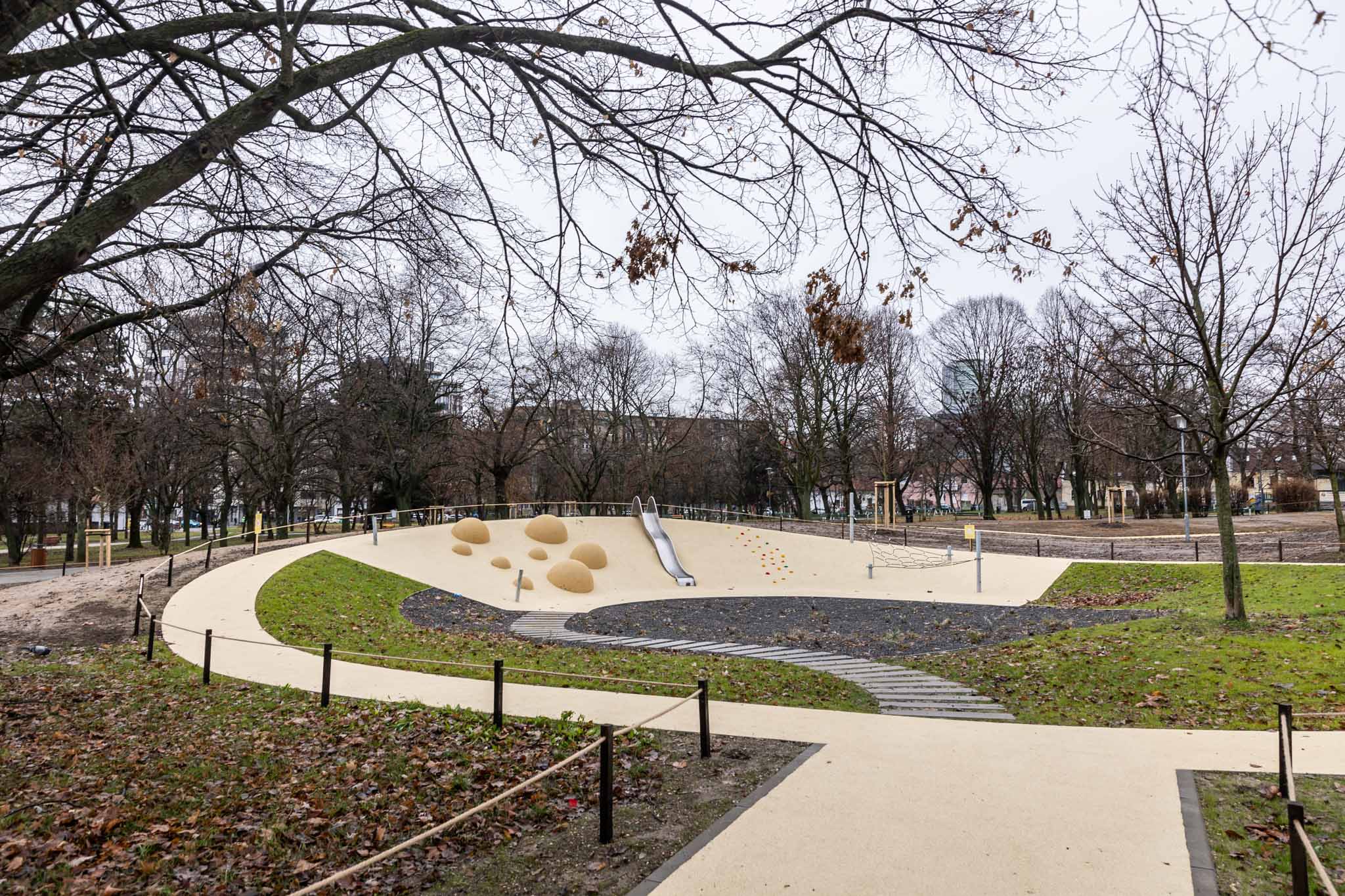 Zrevitalizovaný park na Račianskom mýte - nové herné prvky