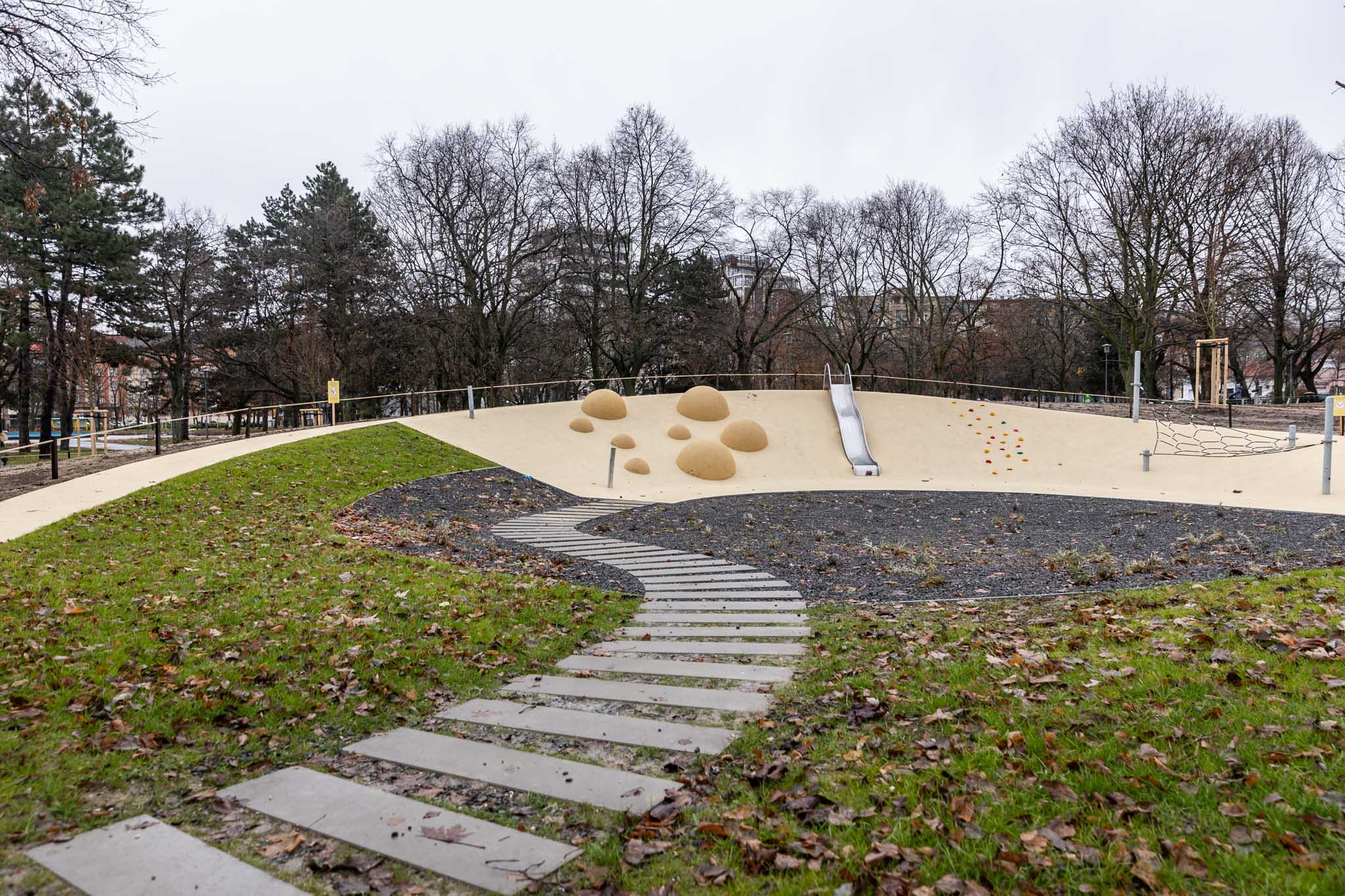 Zrevitalizovaný park na Račianskom mýte - nové herné prvky