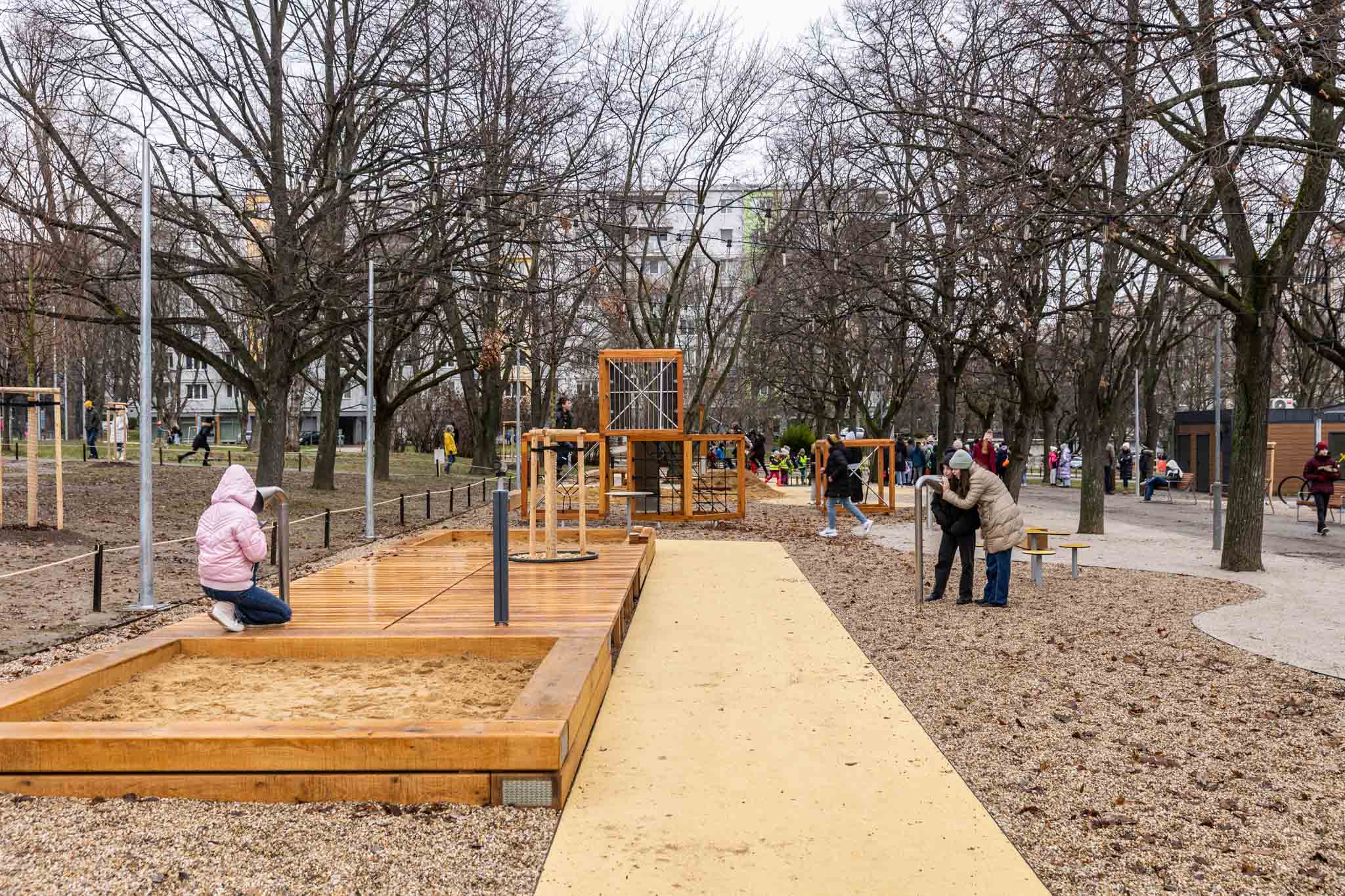 Zrevitalizovaný park na Račianskom mýte - nové pieskovisko i preliezky pre deti