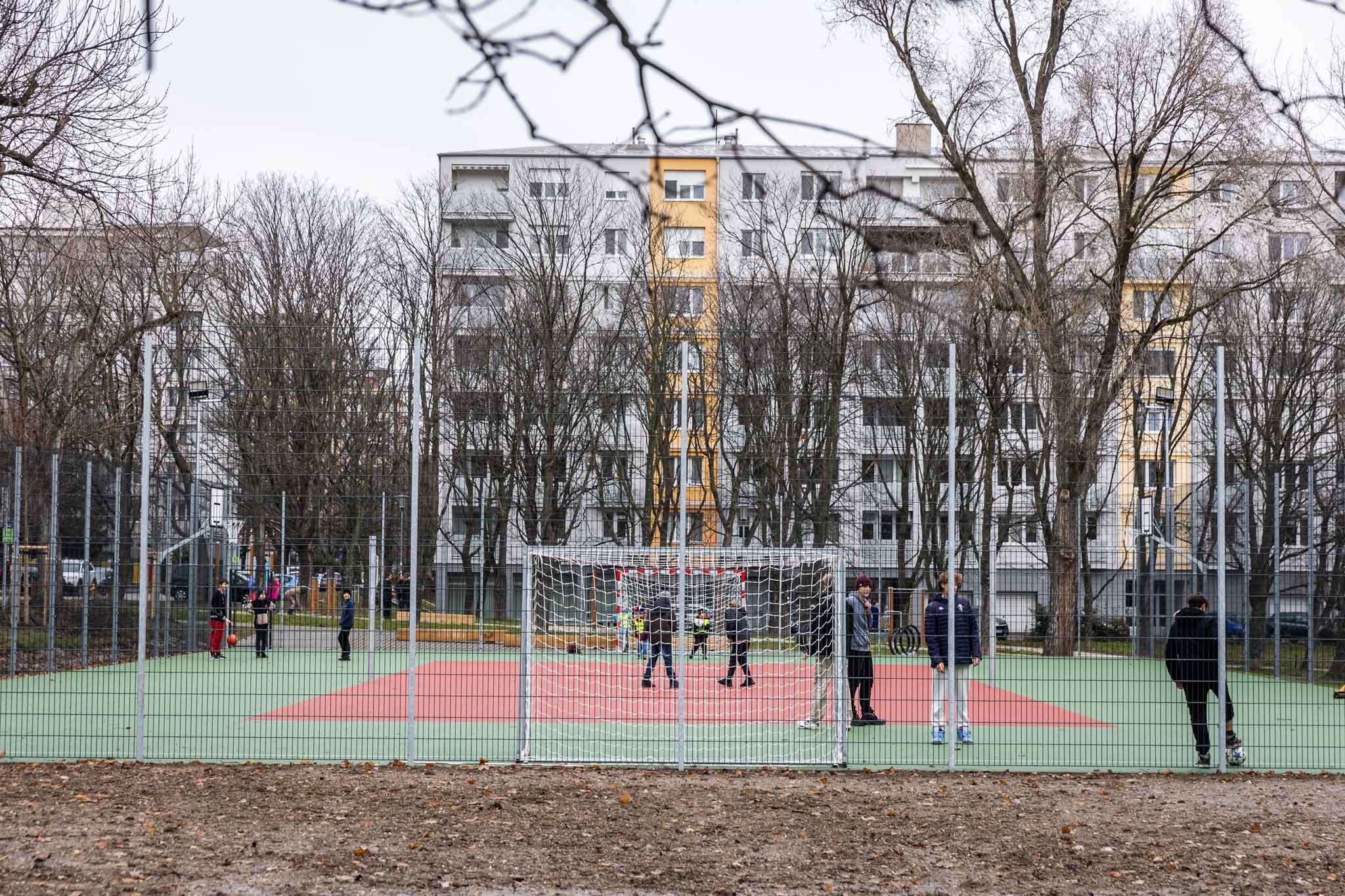 Zrevitalizovaný park na Račianskom mýte - obnovené multifunkčné ihrisko