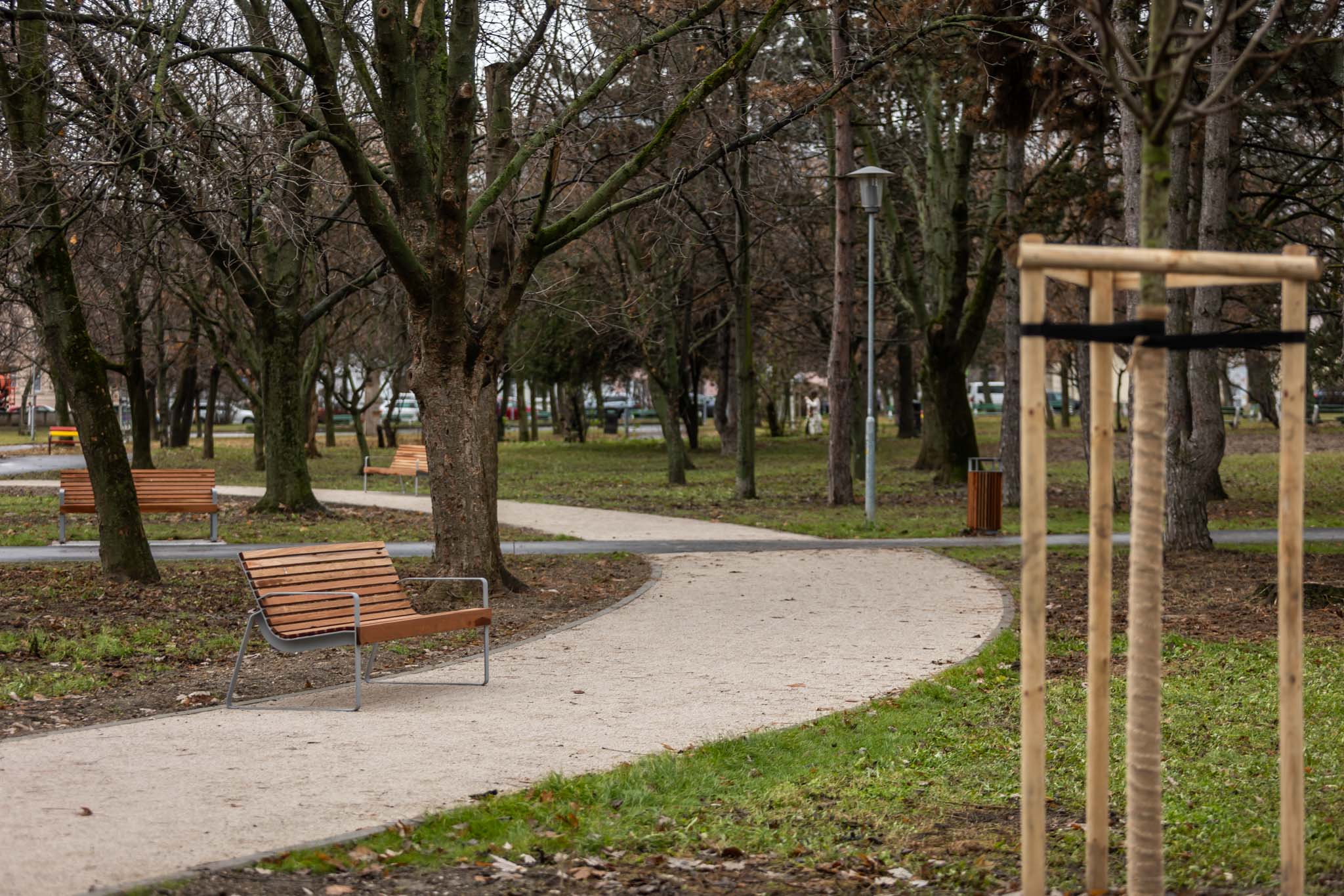 Zrevitalizovaný park na Račianskom mýte - nový mobiliár i povrchy chodníkov