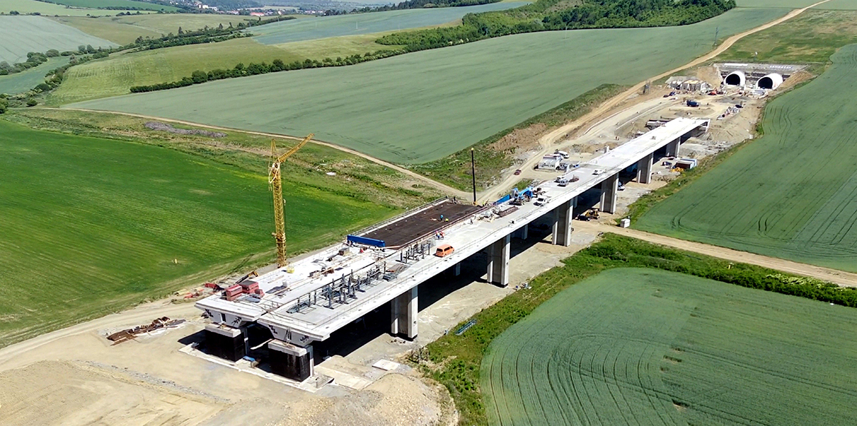 Obr. 5 Realizácia SO 201-00, v pozadí južný portál tunela Bikoš – stav z júna 2022