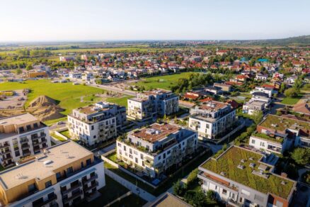 Malá bratislavská mestská časť Záhorská Bystrica je charakteristická zachovalými sedliackymi domami, časťou s novými vilami, ale aj pokojným životom.