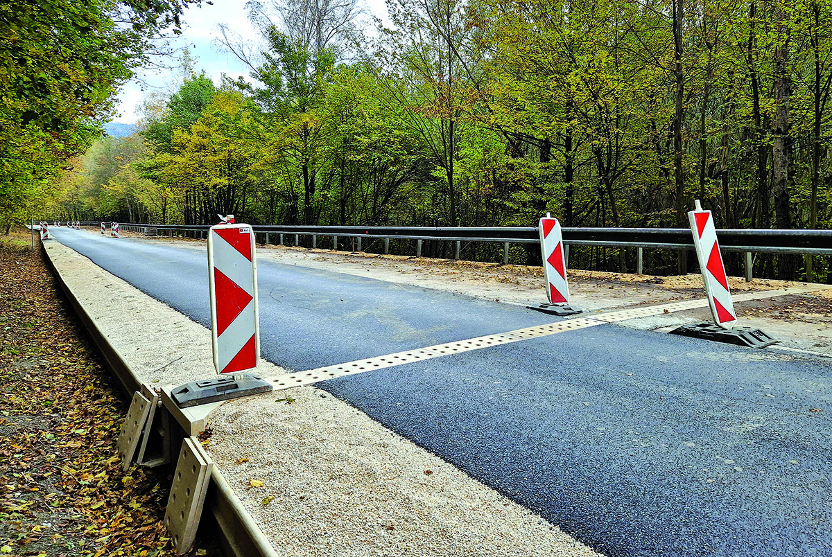 Obr. 3 Ekodukt s navádzacími vodiacimi stienkami osadený v komunikácii s novým asfaltobetónovým krytom s hrúbkou 50 mm v jednom pruhu