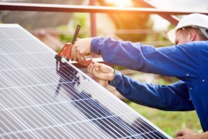 Zelená domácnostiam: Čo sa oplatí dohodnúť v zmluve pri inštaláciách obnoviteľných zdrojov energie?