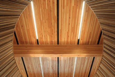Vstupná hala je bohato presvetlená, a to najmä vďaka drevenému okulu, cez ktorý dovnútra preniká denné svetlo z vyšších podlaží.