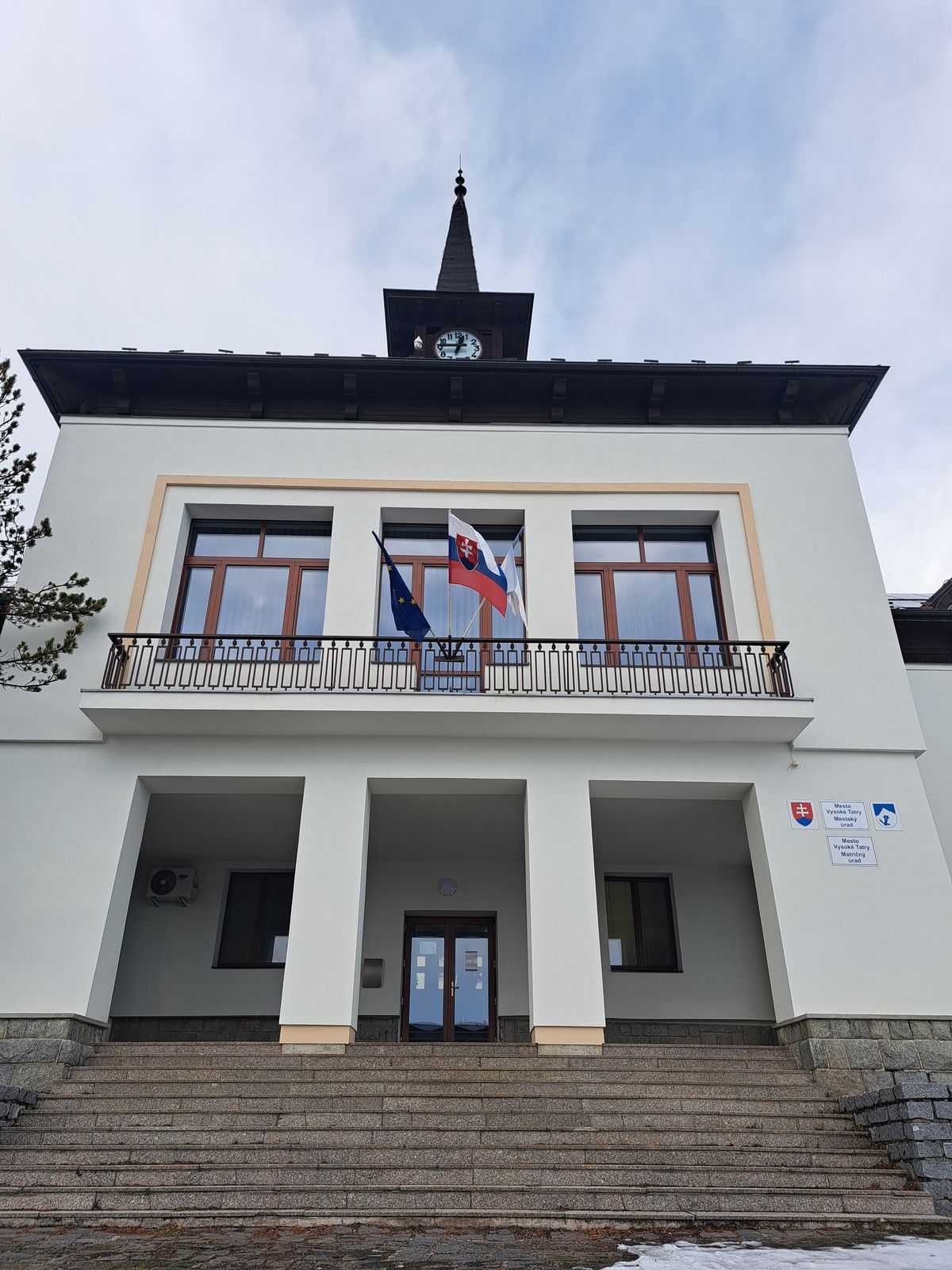 Mestský úrad v Starom Smokovci vo Vysokých Tatrách prešiel obnovou.