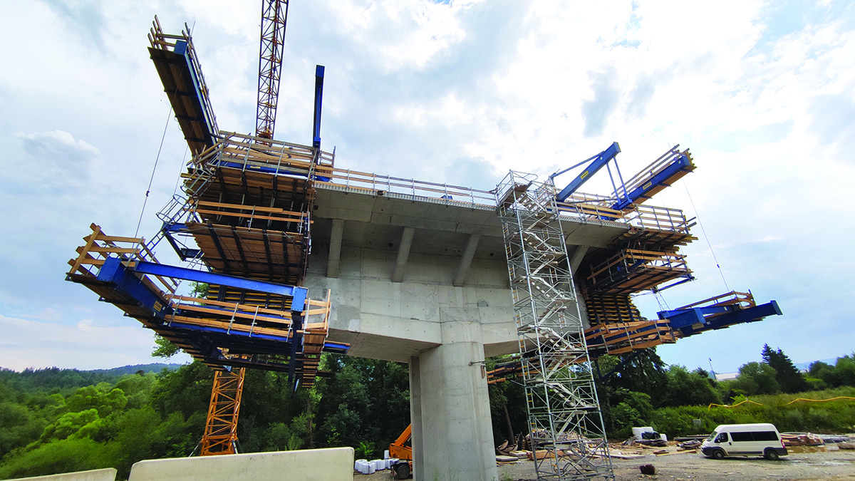 Druhý betonársky záber realizovaný pomocou Doka-vozíka pre letmú betonáž. Bezpečný výstup na mostovku zabezpečuje Doka-schodisková veža.