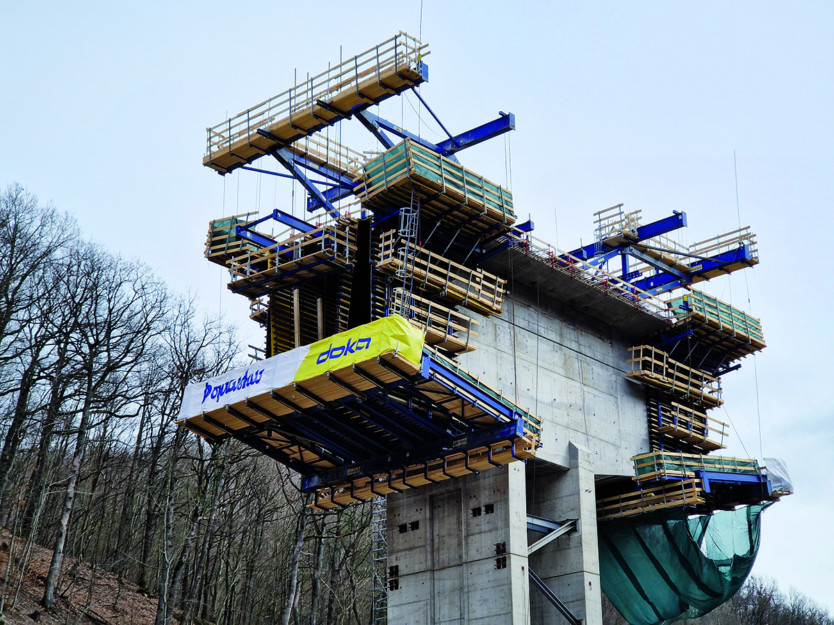 Prvý betonársky záber lamely s dĺžkou 2,5 m úspešne zrealizovaný pomocou Doka-vozíkov pre letmú betonáž a nosníkového debnenia Top 50. 