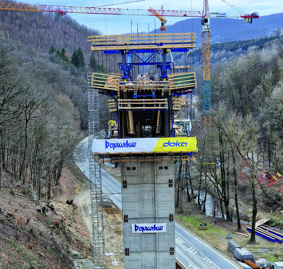 Celkový pohľad na pilier s nasadeným Doka-vozíkom pre letmú betonáž