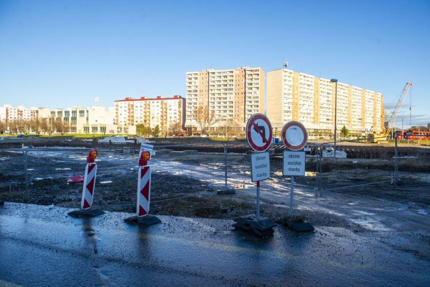 Rozostavaná električková trať v Petržalke.