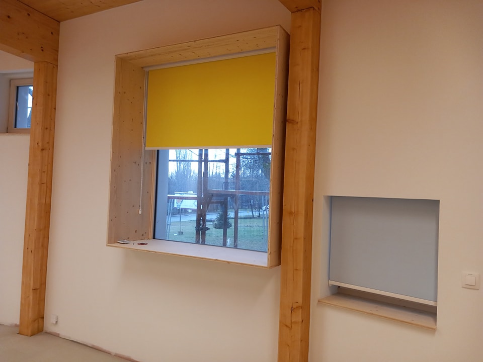 Interiér škôlky - okná disponujú farebnými roletami