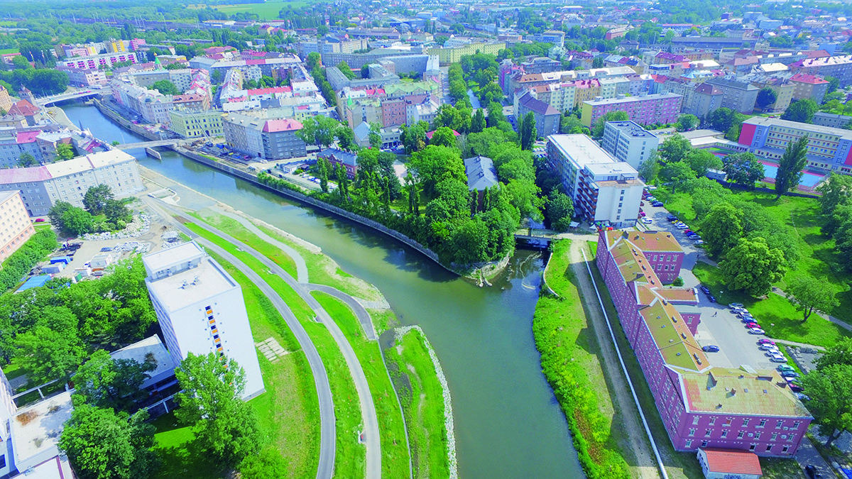 Obr. 4 Pohľad na rozostavané dielo v mieste ústia toku Bystřice do rieky Morava, vľavo hore výstavba mosta na Masarykovej ulici