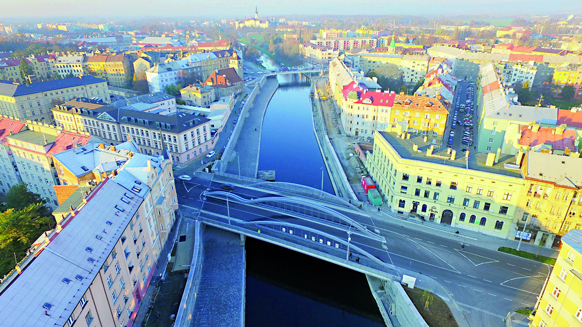 Obr. 5 Pohľad na hotové dielo, v popredí nový most na Masarykovej ulici, pozdĺž rieky vľavo vidieť náplavku, vzadu nový most na Komenského ulici.