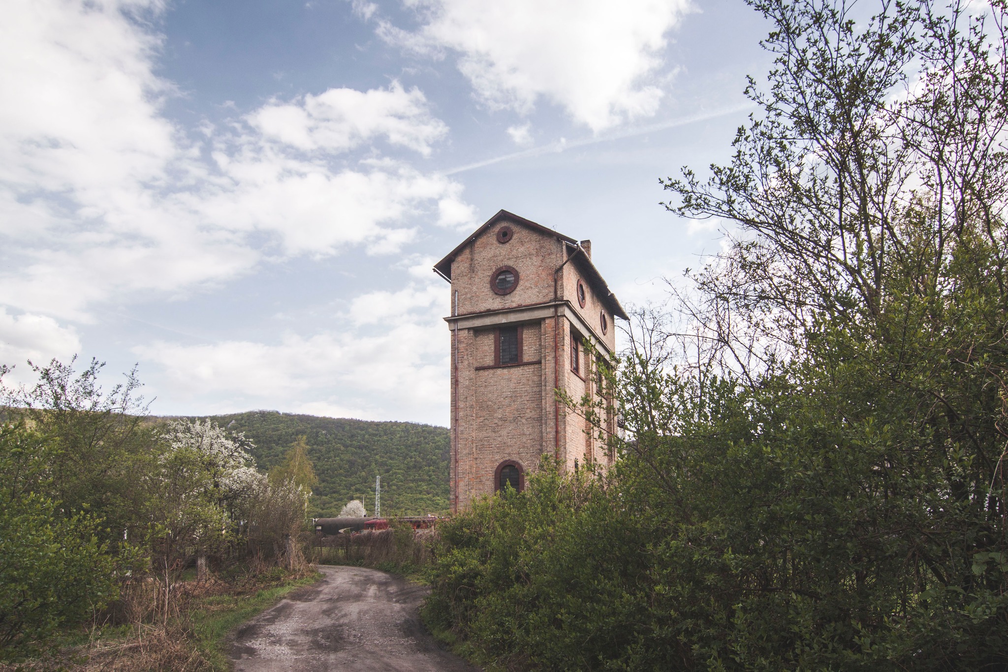 Vežový vodojem v Plešivci foto Andrej Sarvaš (pre Čierne diery)