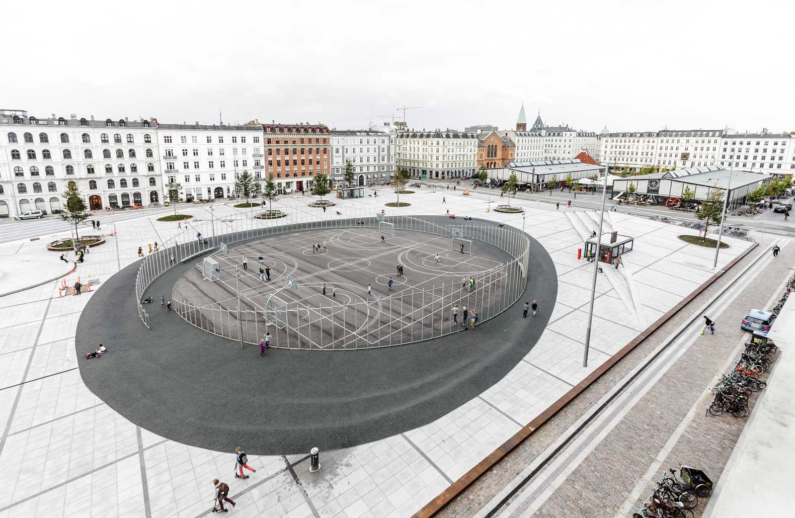 Pod námestím Israels Plads sa nachádza parkovisko.