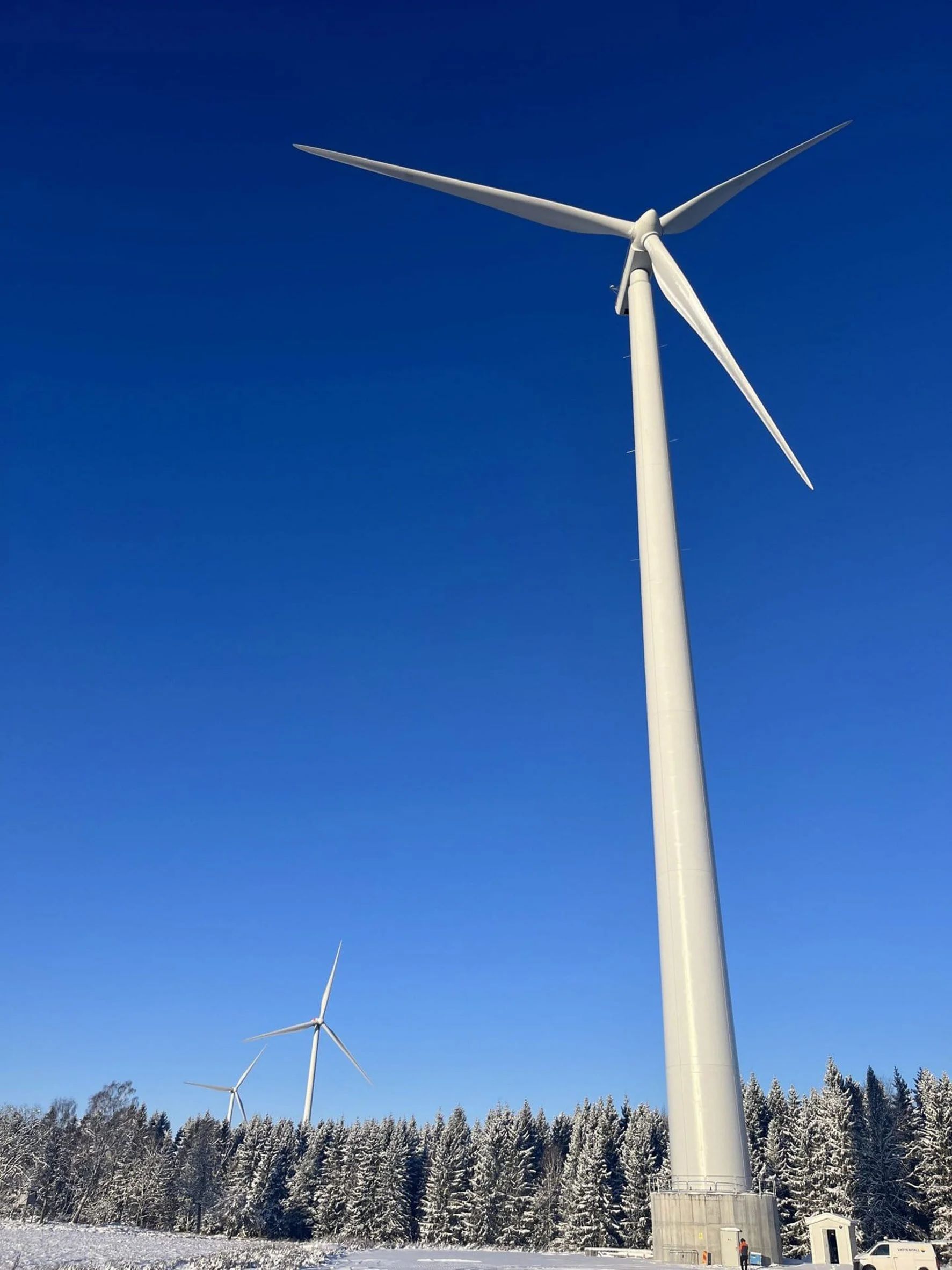Vo Švédsku sa začala otáčať prvá plnohodnotná veterná turbína z dreva.
