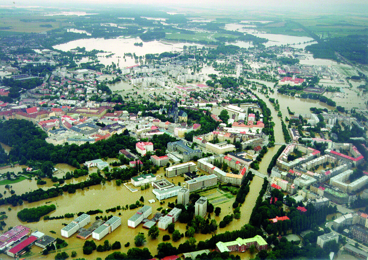 Obr. 1 Povodeň v júli 1997 v meste Olomouc, pohľad na časť riešenú v II. B etape protipovodňových opatrení