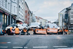 Koniec lepeniu sa k cestám, ktorým upozorňovali na klimatickú krízu. Posledná generácia bude odteraz protestovať inak