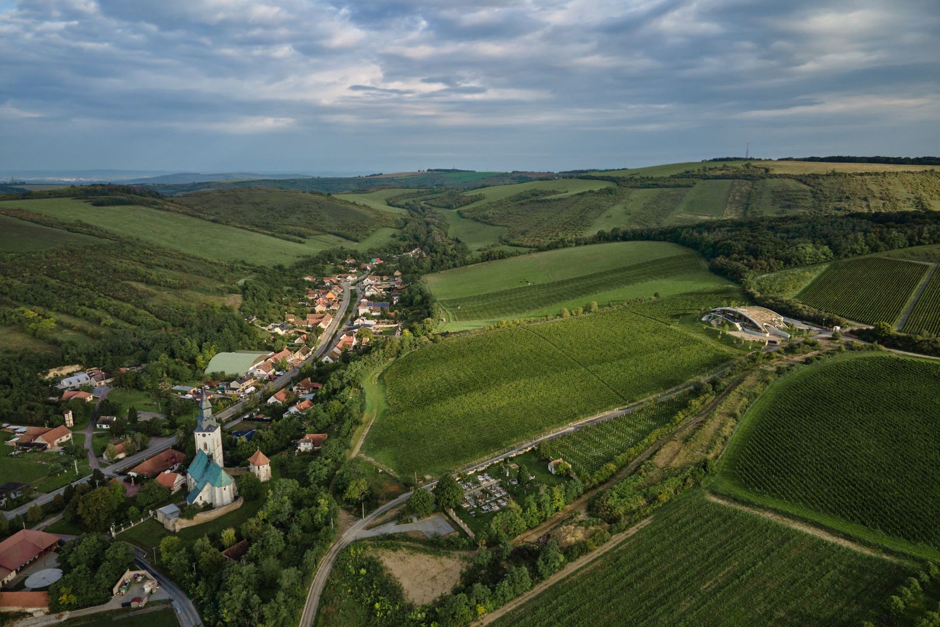 Na krajinný kontext architekt zareagoval formou mierneho oblúka – vlny v krajine. 