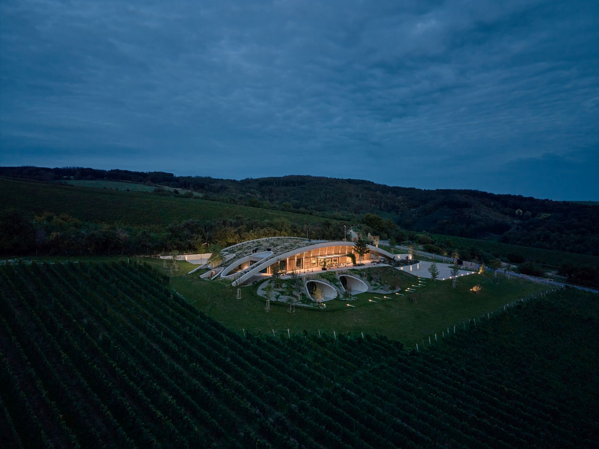 Vinársky dom dosahuje svetovej úrovne a podporuje vášeň k vínu aj architektúre. 