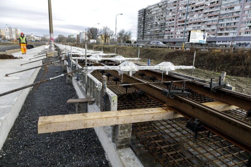 Snímka z kontrolného dňa na stavenisku Petržalskej električky v Bratislave.