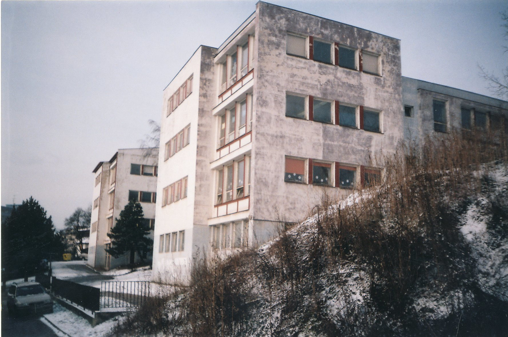 Pavilónová základná škola na Cádrovej ulici na bratislavských Kramároch - historická fotografia