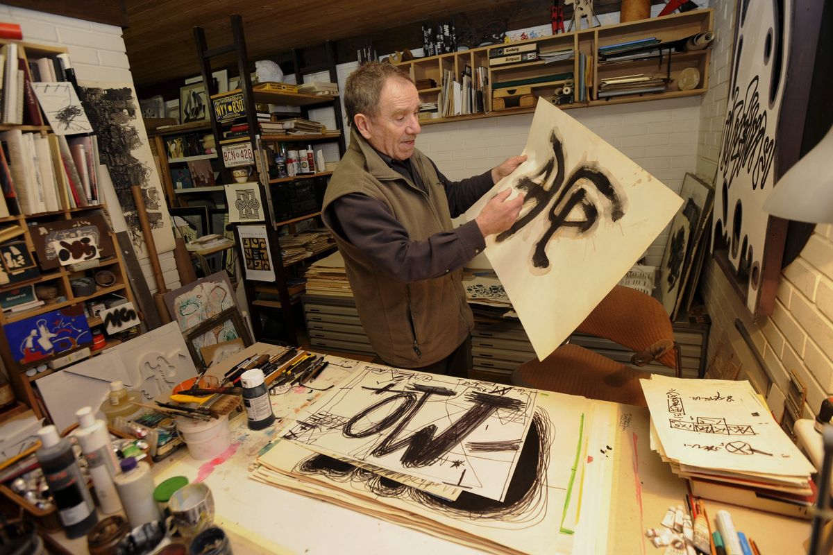 Na snímke akademický maliar Miroslav Cipár vo svojom ateliéri počas rozhovoru pre tlačovú agentúru TASR