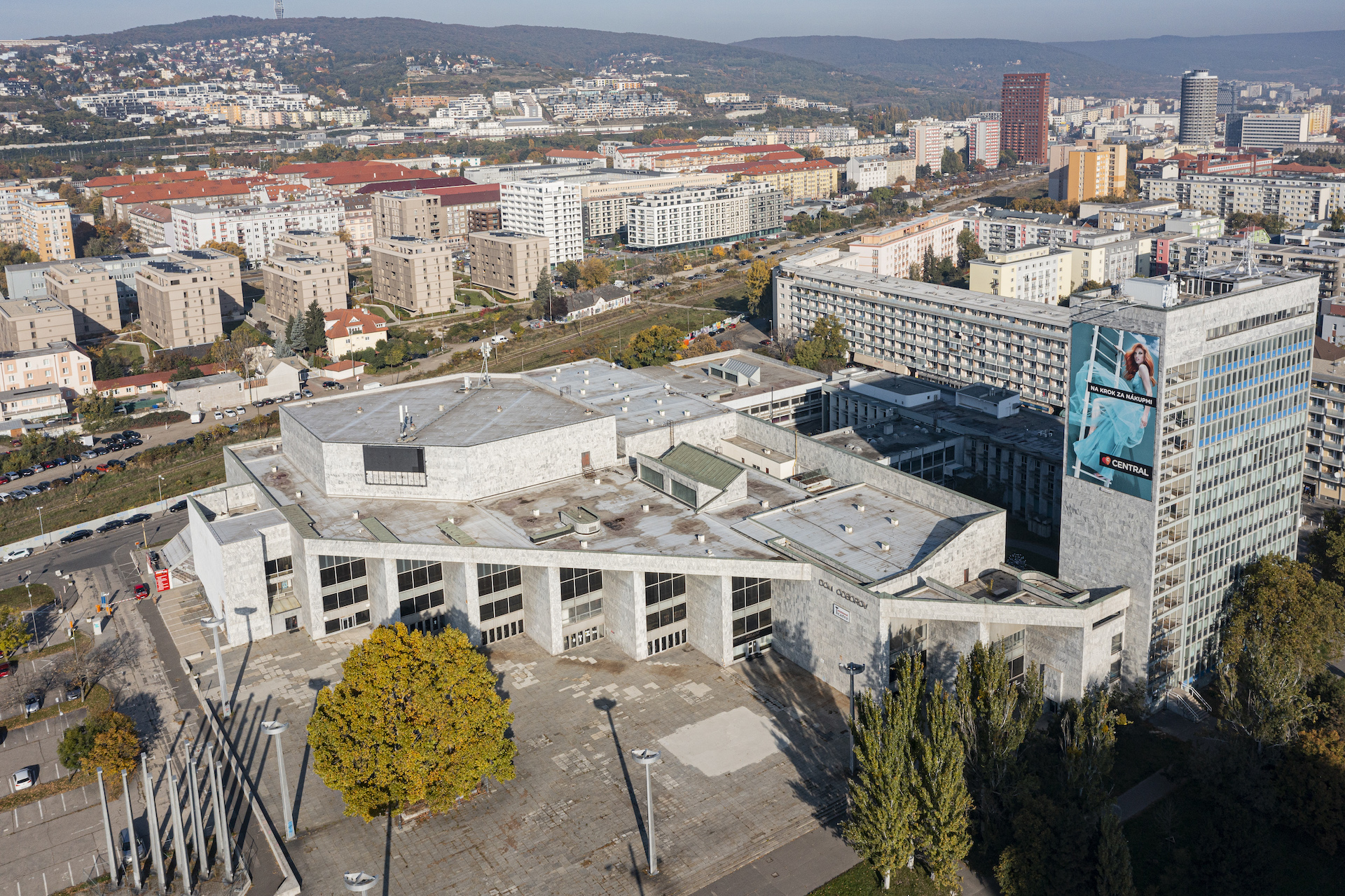 Budova bývalého Istropolisu v Bratislave - letecký záber z dronu