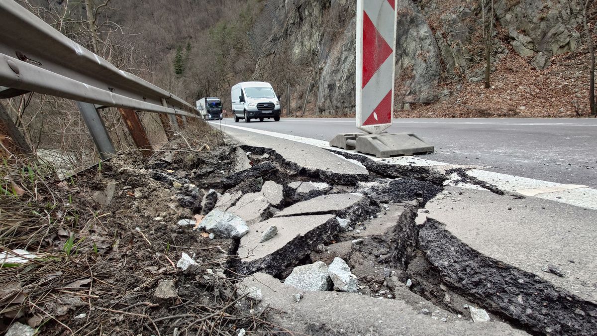 Poškodená cestná komunikácia po páde skál na ceste I/18 pod Strečnom.