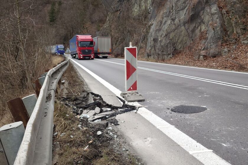 Poškodená cestná komunikácia po páde skál na ceste I/18 pod Strečnom.