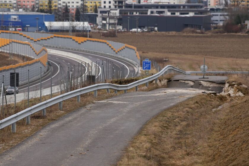 Na snímke zosuv pôdy na cestnej komunikácii tretej triedy nad diaľničným privádzačom D1 Lietavská Lúčka - Žilin