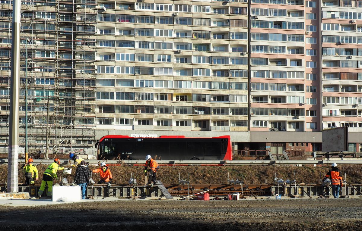 Na snímke stavbári pokračujú vo výstavbe električkovej trate v bratislavskej Petržalke na Jantárovej ceste.