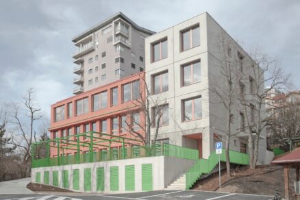 Zmodernizovaná budova školy na Cádrovej ulici - súčasnosť