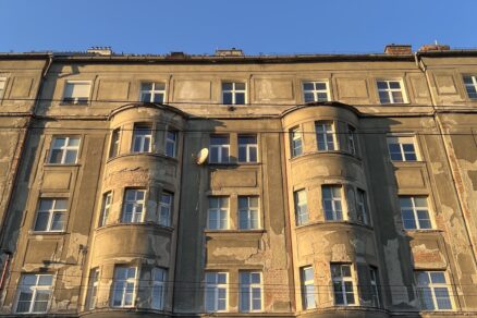 Fasáda je značne poškodená a opadáva na murivo