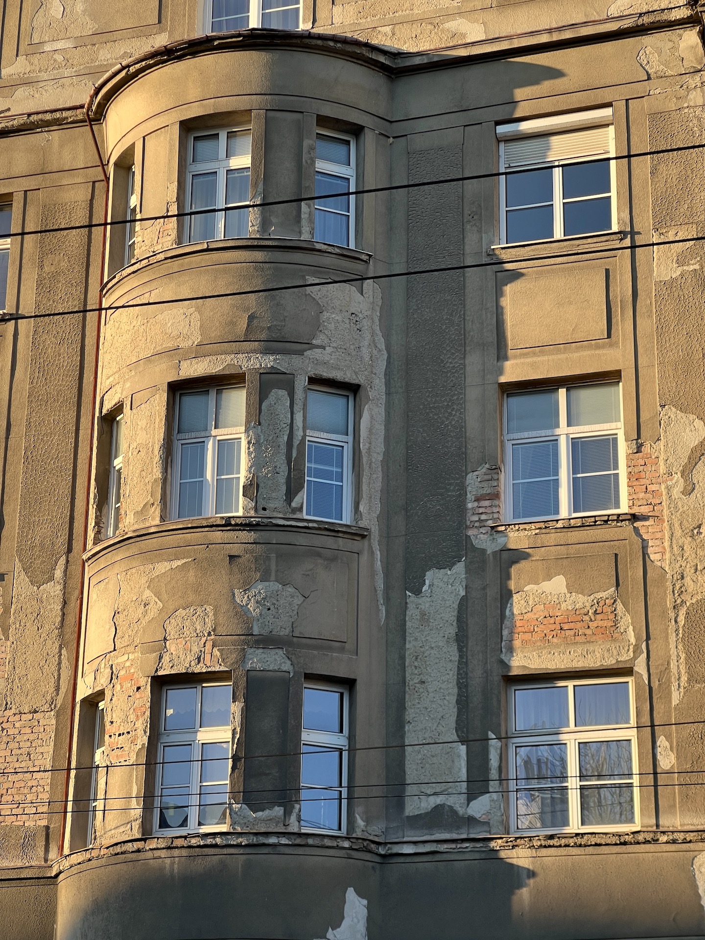 Fasáda je značne poškodená a opadáva na murivo